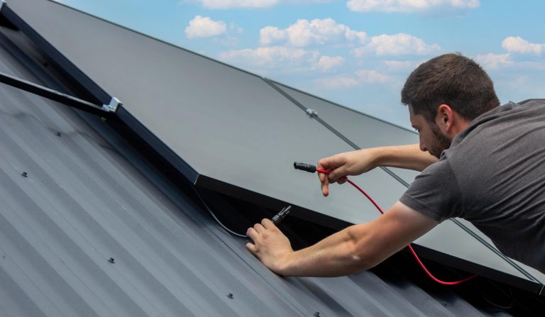 Dachsanierung mit Solar: Trends für Berliner Dachdecker 2025
